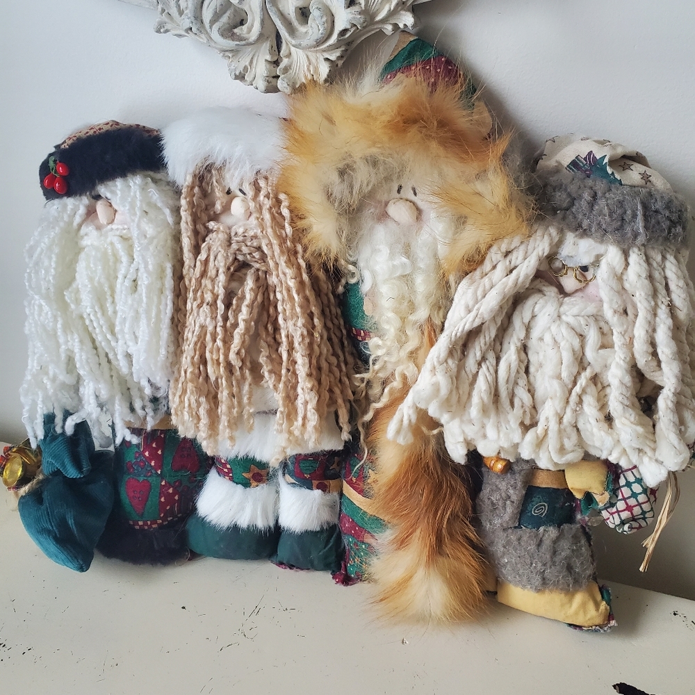 Set of 4 Santas 🎅